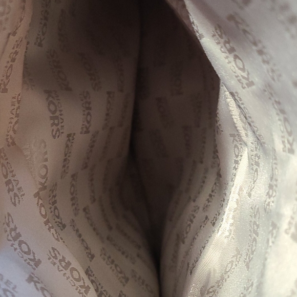 Authentic   Michael kors cross body purse. - Picture 8 of 16